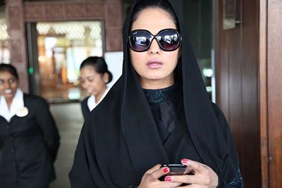 بالصور: ممثلة الإغراء "فينا مالك" وهي تؤدي مناسك العمرة