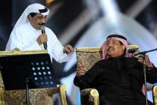 بالصور.. لقاء أبو بكر سالم وعبدالله الرويشد في سوق واقف يقلب مقاييس الحفلات والمهرجانات!