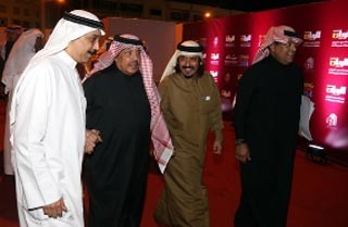 بالصور.. لقاء أبو بكر سالم وعبدالله الرويشد في سوق واقف يقلب مقاييس الحفلات والمهرجانات!