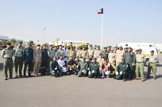 العميد ركن فالح شجاع متوسطا المشاركين في البيان العملي 