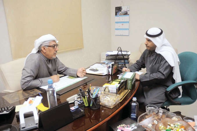 مهلهل المضف متحدثا الى الزميل عبدالهادي العجمي اسامة ابوعطية