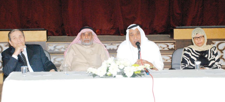 عمر الغرير متحدثا الى اصحاب المدارس العربية الخاصة﻿