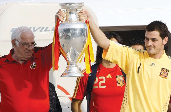 لويس اراغونيس اعاد منتخب اسبانيا لكبار اوروبا بفوزه بكاس الامم الاوروبية 2008 رويترز