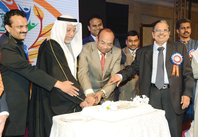 الشيخ علي الجراح والسفير الهندي يقطعان كيك الحفل﻿
