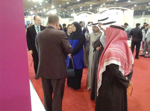 الشيخة عايدة سالم العلي خلال زيارتها جناح البريطانية للاتصالات﻿