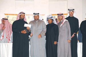 الشيخ صباح الناصر مكرما احد الفائزين