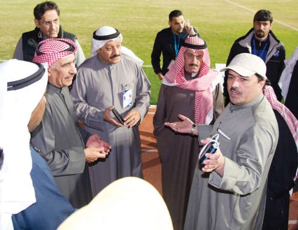 مسؤولو العربي يراقبون الاجواء المتوترة التي تسببت في الغاء المباراة	 الازرقكوم﻿