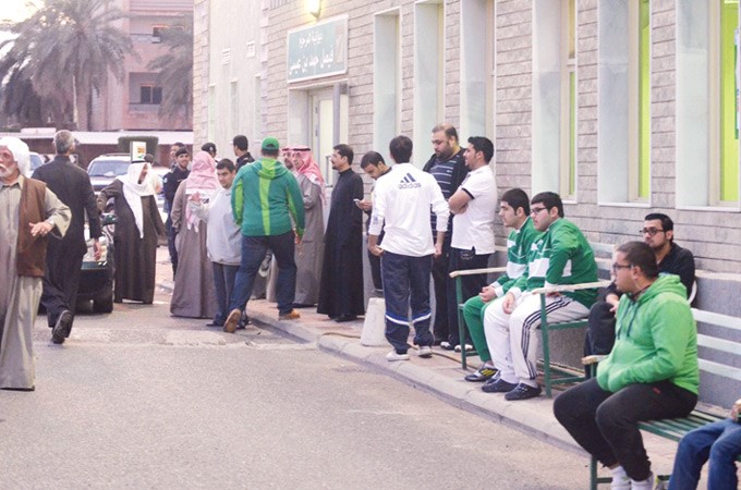 جمهور العربي توافد بكثافة الى الملعب رغم قرار الاتحاد بمنعهم من الدخول الى المدرجات 	عادل اليعقوب