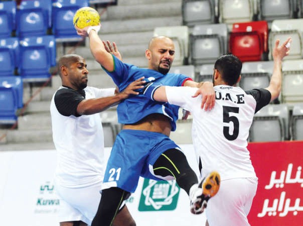 لاعب منتخبنا ناصر بوخضرا يتعرض للمضايقة من الدفاع الاماراتي