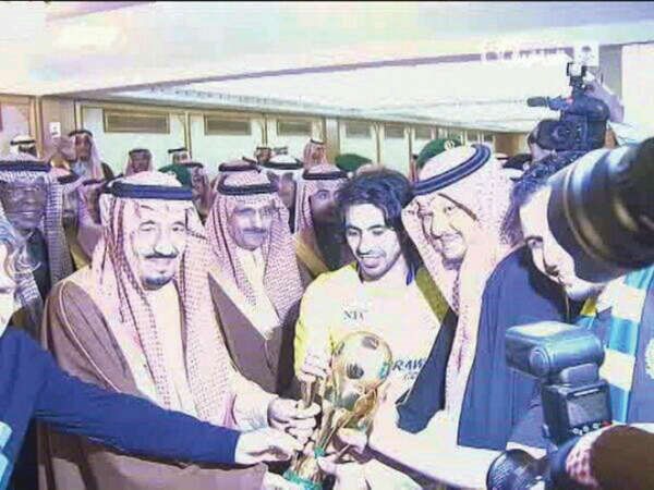 ولي العهد السعودي صاحب السمو الملكي الامير سلمان بن عبد العزيز يسلم الكاس الى قائد النصر نقلا عن التلفزيون السعودي