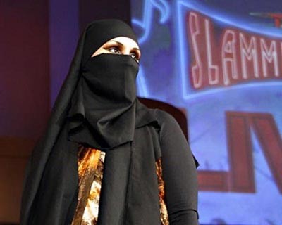 بالفيديو.. أول «منتقبة» تقتحم عالم المصارعة الحرة