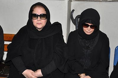 بالفيديو والصور.. فنانات مصر بالحجاب يشيعن زيزي البدراوي لمثواها الأخير