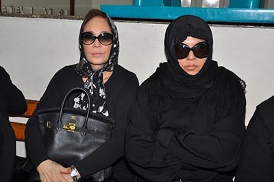 بالفيديو والصور.. فنانات مصر بالحجاب يشيعن زيزي البدراوي لمثواها الأخير