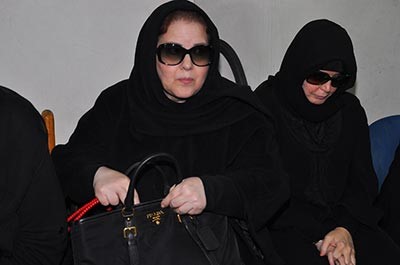 بالفيديو والصور.. فنانات مصر بالحجاب يشيعن زيزي البدراوي لمثواها الأخير
