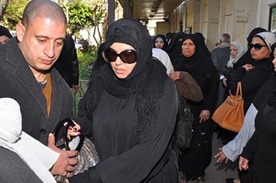 بالفيديو والصور.. فنانات مصر بالحجاب يشيعن زيزي البدراوي لمثواها الأخير