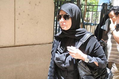 بالفيديو والصور.. فنانات مصر بالحجاب يشيعن زيزي البدراوي لمثواها الأخير