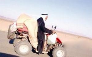 صورة : ثمانيني سعودي يستخدم دراجة نارية للسفر بين مناطق المملكة لزيارة أقاربه