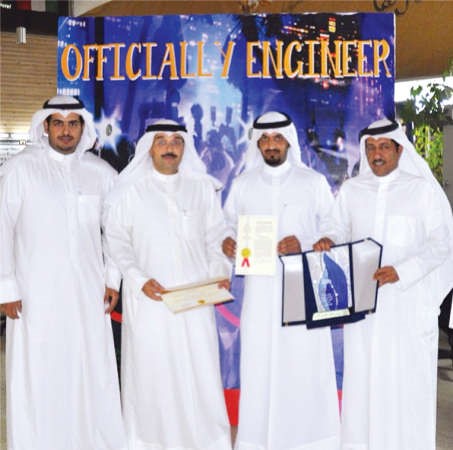 العازمي خلال تكريم جمعية المهندسين ولجنة التعليم الهندسي العربي