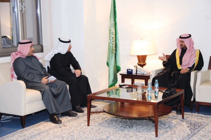 الامير بندر بن سلمانمتحدثا الى الزميلين عبدالهادي العجمي وخالد الشمري
