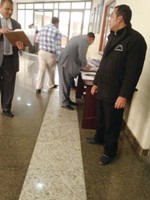 فوضى داخل الصالة ومستندات اذون العمل متاحة للجميع