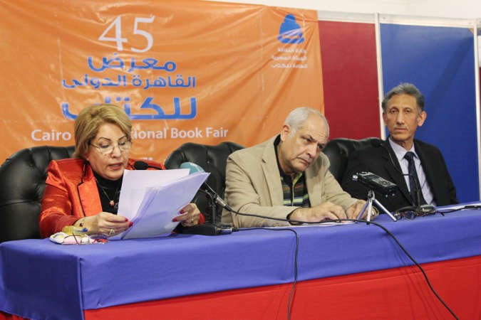 ليلى العثمان ود طالب الرفاعي والاعلامي محمود حربيخلال الندوة