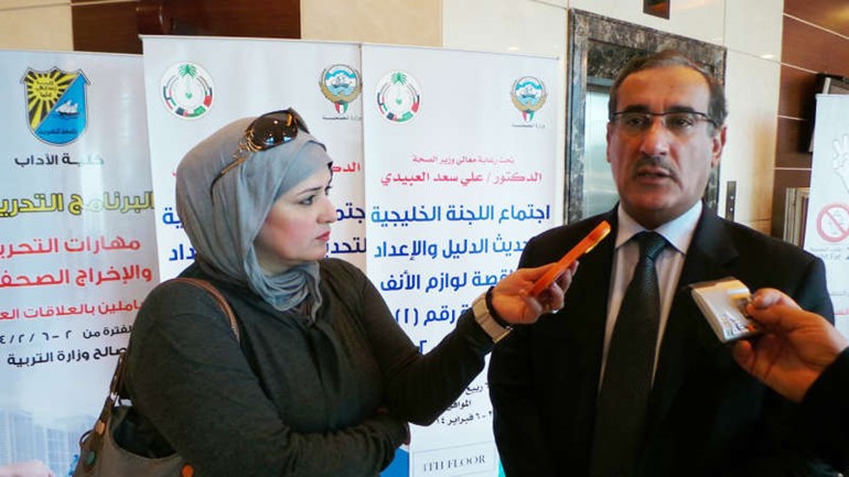 دقيس الدويري متحدثا للصحافيين وتبدو الزميلة حنان عبدالمعبود