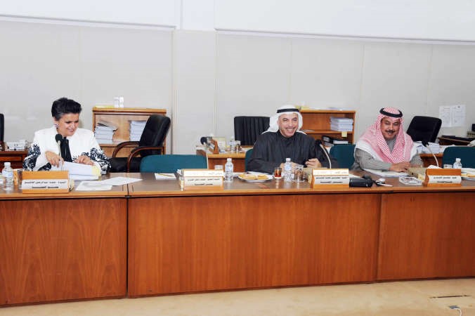 خلف دميثير وفيصل الشايع وصفاء الهاشم خلال اجتماع اللجنة المالية﻿