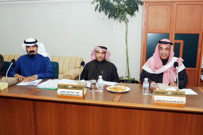 دعبدالمحسن المدعج واركان وزارة التجارة خلال الاجتماع﻿