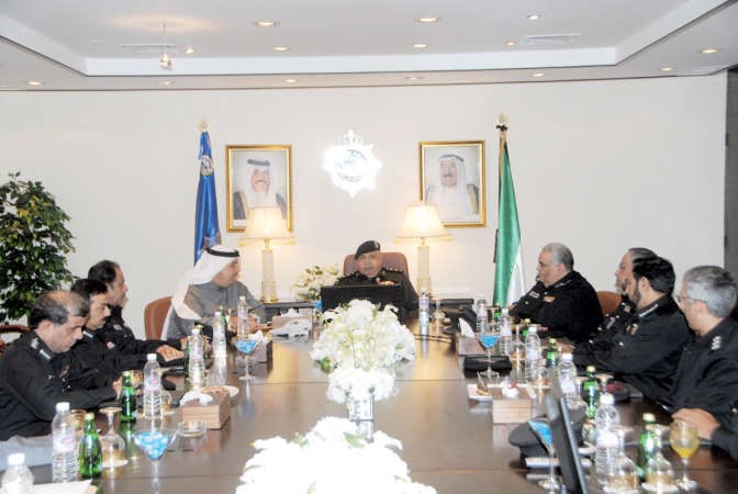 الفريق الفهد مترئسا الاجتماع بحضور الشيخ مشعل الجابر ﻿