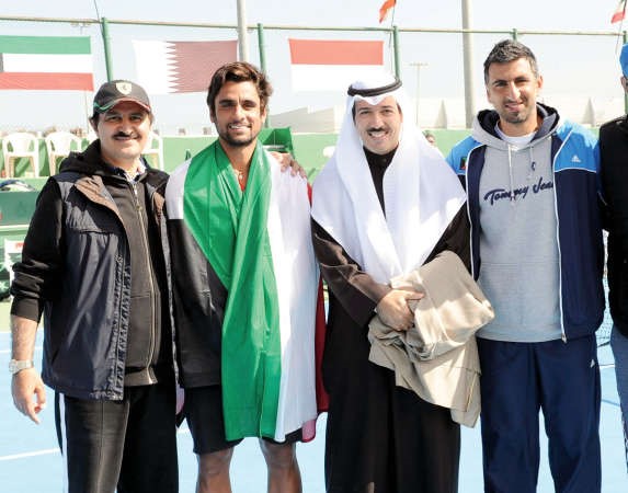 الشيخ احمد الجابر مع اللاعبين 