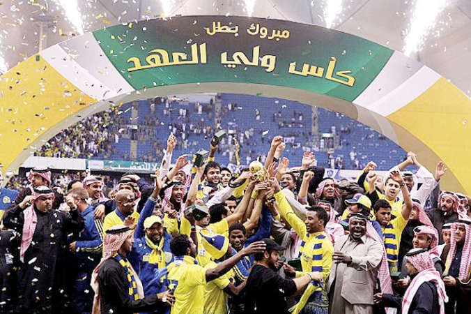 فرحة لاعبي النصر مع الكاس على منصة التتويج