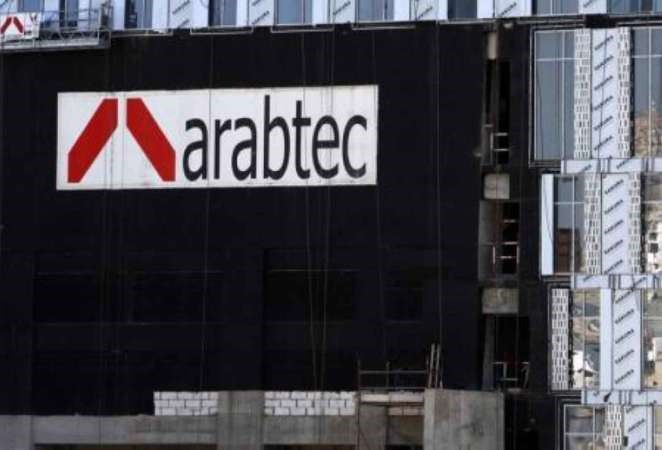 شعار ارابتك فوق مبان تحت الانشاء في دبي	 رويترز﻿