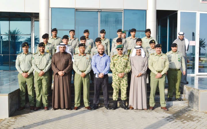 العميد الركن فالح شجاع مع المشاركين في الدورة 