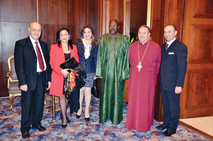 عميد السلك الديبلوماسي عبد الاحد امباكي والاب بطرس غريب مع بعض الحضور خلال الاحتفال﻿