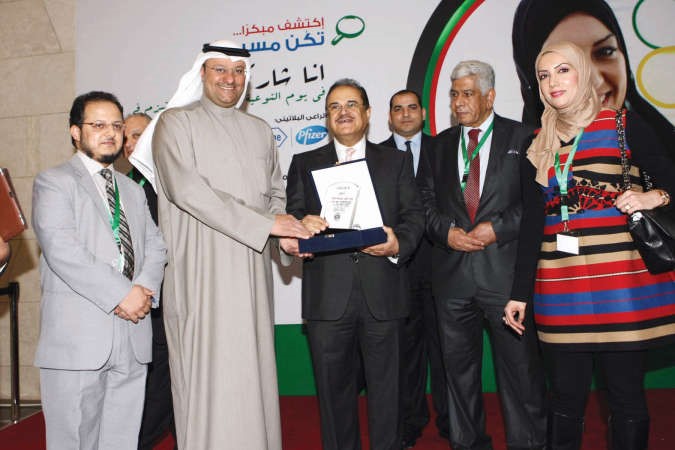 دعلي العبيدي يتسلم درعا تكريمية من دعادل العوضي