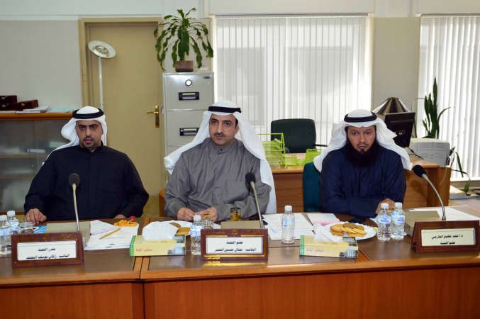 د احمد مطيع وجمال العمر وراكان النصف اثناء اجتماع اللجنه الاسكانية﻿