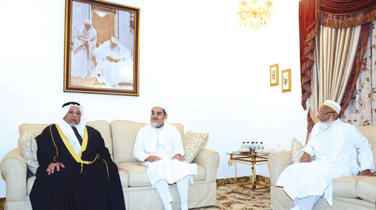 ممثل صاحب السمو الامير نائب وزير شؤون الديوان الاميري الشيخ علي الجراح يقدم التعازي لممثل سلطان البهرة﻿