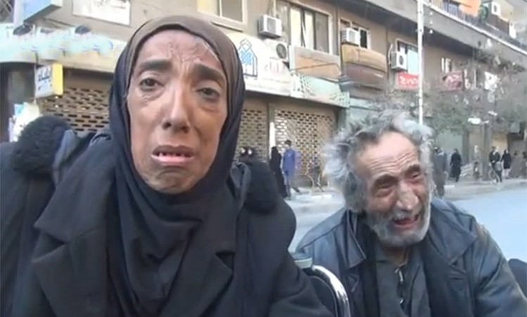 بالفيديو.. مسنة مريضة بالسرطان وزوجها العاجز يناشدان العالم من مخيم اليرموك 
