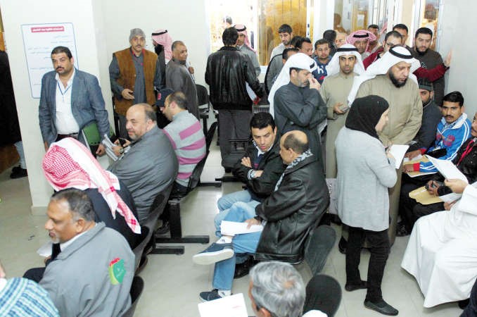 جمال الدوسري يستمع الى مطالب المراجعين خلال جولته في ادارة العمل 	هاني عبدالله﻿