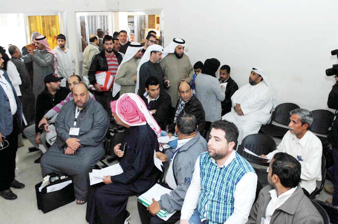 زحام في انتظار الانتهاء من المعاملة ﻿