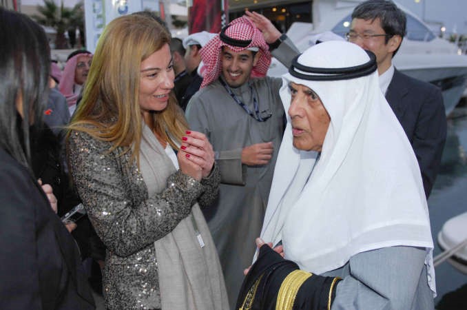 ناصر الساير خلال التجول في المعرض