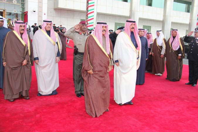 سمو ولي العهد الشيخ نواف الاحمد في بداية الحفل خلال السلام الوطني ﻿