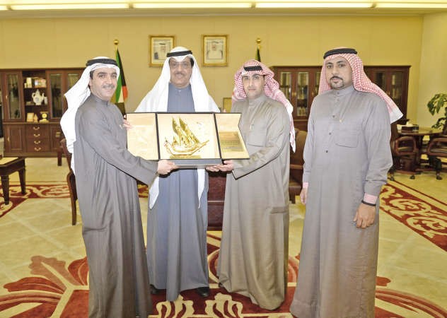 نائب رئيس مجلس الامة مبارك الخرينج يتلقى درعا تكريمية من طلاب جامعة دلمون﻿