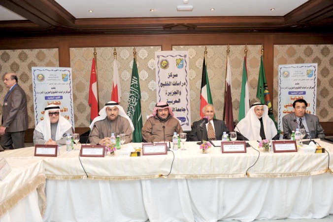 الشيخ ثامر العلي ودعبداللطيف البدر ودحسن السند حلال الحلقة النقاشية		متين غوزال﻿