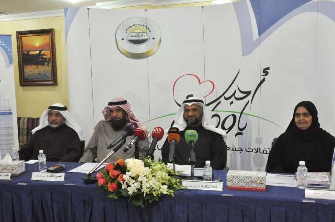 حامد الياقوت متوسطا عيسى الظفيري وعثمان العثمان ومي العبيدان خلال المؤتمر