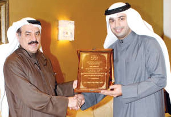 عبدالله المعيوف يتسلم درع الاعتزال من اللاعب علي المذن