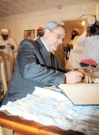 السفير العراقي محمد بحر العلوم يدون كلمة في سجل المعزين