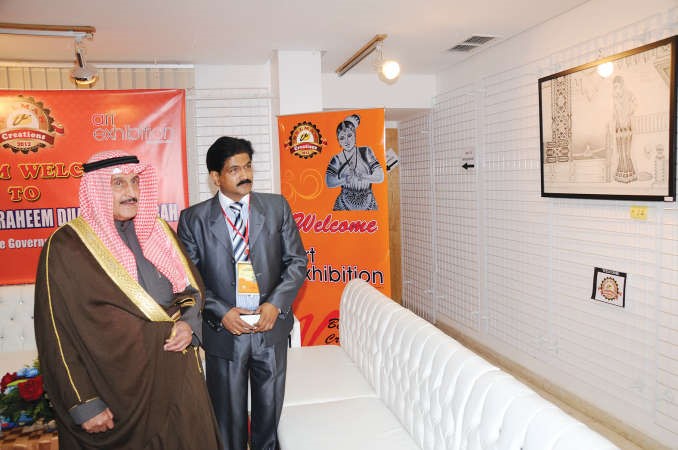 الشيخ د ابراهيم الدعيج خلال جولة داخل المعرض انور الكندري