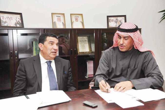 الوزير المغربي محمد مبديع متحدثا الى الزميل محمد الخالدي