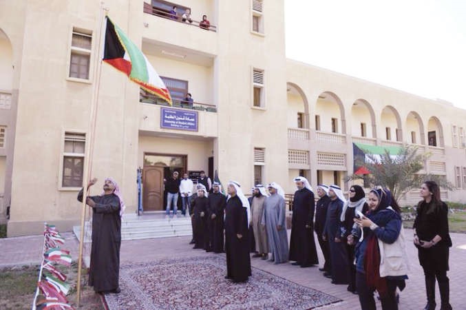رفع العلم ايذانا ببدء الاحتفالات الوطنية ﻿